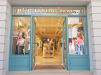 Intimissimi: Επιμένει κυρίως ιταλικά στην κατασκευή των ενδυμάτων της