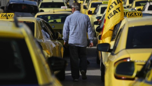 ΣΑΤΑ: Σε 48ωρη απεργία οι οδηγοί ταξί για την παραχώρηση συγκοινωνιακού έργου στα βαν