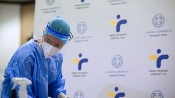ΕΟΔΥ: 51 θάνατοι και 53 διασωληνωμένοι από COVID-19