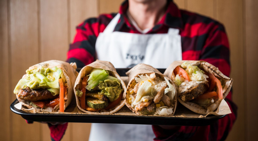 Σουβλάκι από ''χρυσάφι'': Πόσο τιμάται το ''εθνικό φαγητό'' στις πόλεις και σε τουριστικούς προορισμούς