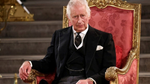 Βασιλιάς Κάρολος της Αγγλίας: Η ιστορία του ανθρώπου πίσω από το στέμμα