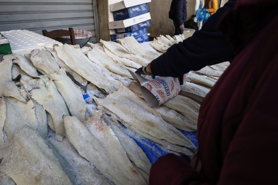 ΕΕΚΕ: Αυξημένο έως και 39,31% το κόστος του εορταστικού τραπεζιού - Συμβουλές για την αγορά μπακαλιάρου