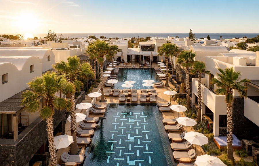 Τριπλή διεθνής διάκριση για το Radisson Blu Zaffron Resort Santorini στα World Luxury Hotel Awards 2026