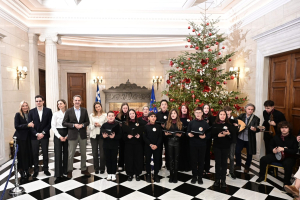 Τα κάλαντα των Χριστουγέννων στον Πρωθυπουργό από το Μουσικό Σχολείο Αλίμου