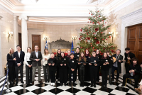 Τα κάλαντα των Χριστουγέννων στον Πρωθυπουργό από το Μουσικό Σχολείο Αλίμου