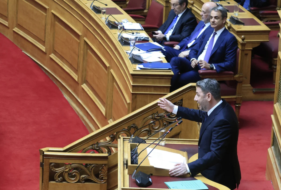 Αντιπαράθεση Μητσοτάκη – Ανδρουλάκη στη Βουλή για ακρίβεια, καύσιμα και 13η σύνταξη