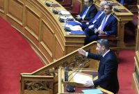 Αντιπαράθεση Μητσοτάκη – Ανδρουλάκη στη Βουλή για ακρίβεια, καύσιμα και 13η σύνταξη