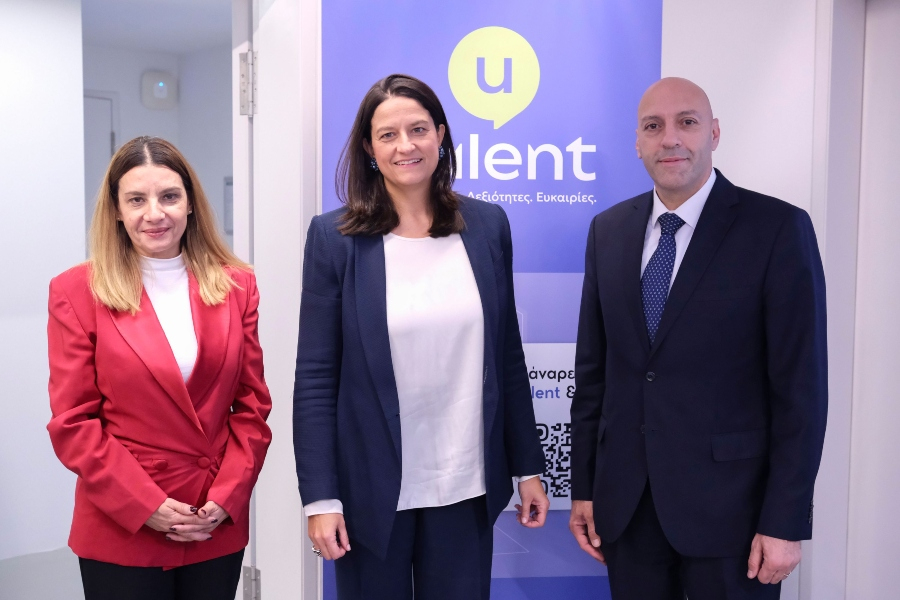 Από αριστερά προς τα δεξιά: Η διοικήτρια της ΔΥΠΑ, Γιάννα Χορμόβα, η Υπουργός Εργασίας και Κοινωνικής Ασφάλισης, Νίκη Κεραμέως και ο Διπλωματικός Εκπρόσωπος της UNICEF στην Ελλάδα, Ghassan Khalil