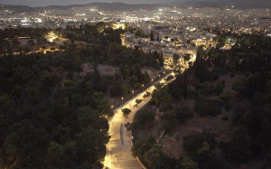 Ίδρυμα Ωνάση: Παραδόθηκε στον Δήμο Αθηναίων ο νέος φωτισμός της Διονυσίου Αρεοπαγίτου