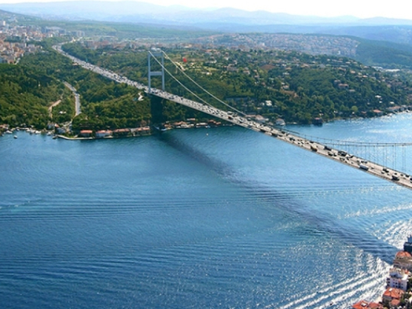 Η Τουρκία αυξάνει 15% τα τέλη διέλευσης πλοίων στο Βόσπορο