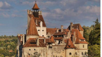 Ρουμανία: Στο κάστρο του κόμη Δράκουλα επισκέπτες συνδυάζουν εμβόλιο κατά της Covid-19 και περιήγηση