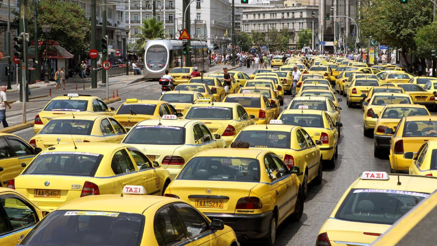 Στους "δρόμους" τα ταξί - Διαμαρτυρία του ΣΑΤΑ και πορεία στο υπ. Υποδομών