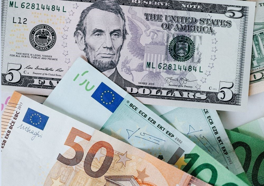 Το ευρώ υποχωρεί 0,05%, στα 1,0871 δολάρια
