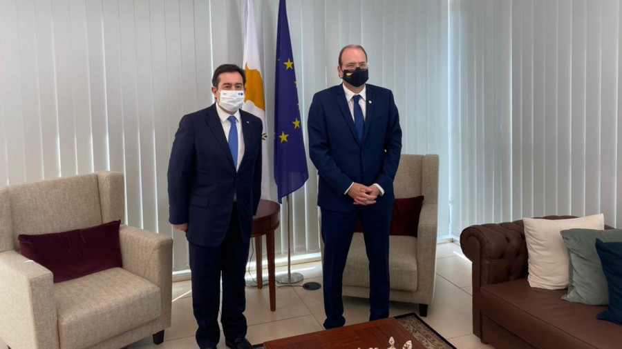 Υπ. Μετανάστευσης: Αδύνατο να διαχειριστούν Κύπρος και νησιά του Αιγαίου το βάρος του μεταναστευτικού