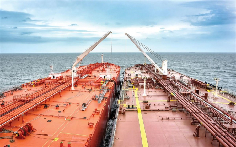 Βρετανία: Διαδηλωτές εμπόδισαν ελληνικό δεξαμενόπλοιο με ρωσικό φορτίο