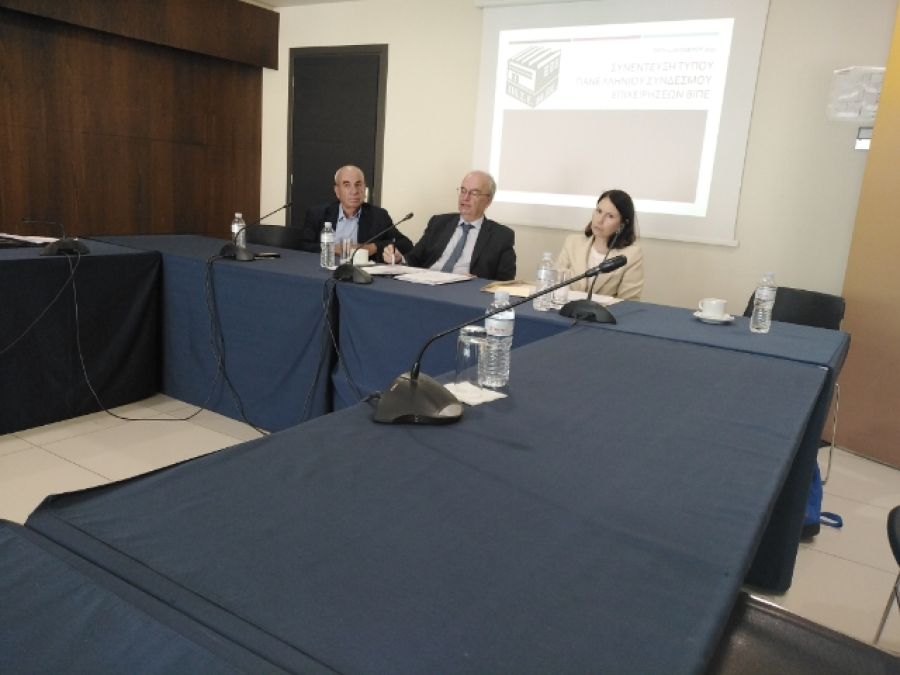 Στη φωτό από αριστερά διακρίνονται οι: Ιωάννης Πολυχρονόπουλος (Πρόεδρος Βιομηχανικής Περιοχής Σχιστού), Πέτρος Μαντάς (Πρόεδρος ΠΑΣΕΒΙΠΕ), Ελευεθρία Τσίτα (Νομική Σύμβουλος ΠΑΣΕΒΙΠΕ).