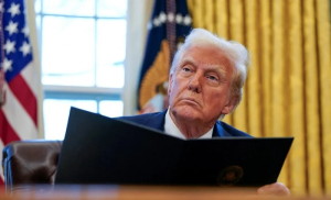 ΗΠΑ: Οι δασμοί δεν πρόκειται να πέσουν κάτω από το 10%, τονίζει ο οικονομικός σύμβουλος του Λευκού Οίκου