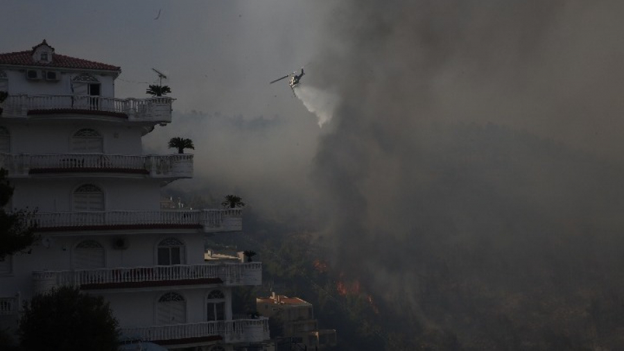 Πινγκ πονγκ ευθυνών για την πυρκαγιά σε Γλυφάδα και Βούλα