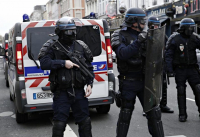 Παρίσι: Άνδρες ασφαλείας άνοιξαν πυρ εναντίον άνδρα με μαχαίρι
