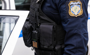 Ρόδος: Μαχαίρωσε τον αστυνομικό που τον καταδίωκε επειδή κατέβασε την ελληνική σημαία