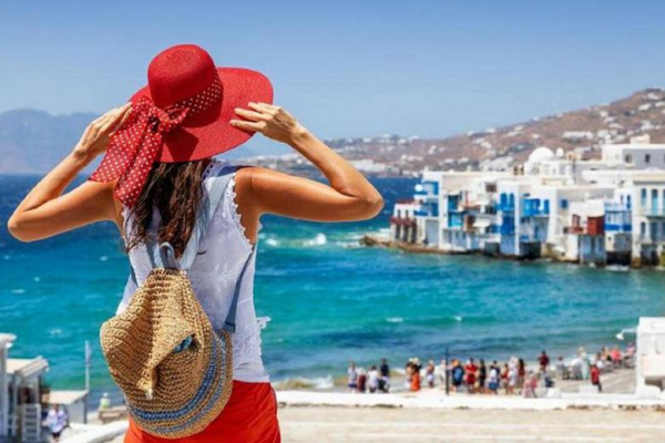 Τα ελληνικά, η γλώσσα... μειοψηφίας στα νησιά το καλοκαίρι λόγω ακρίβειας