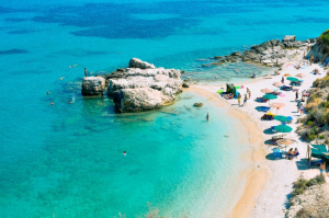 Ζάκυνθος: Η άγνωστη παραλία με τα καταγάλανα νερά και τους μεγάλους βράχους μέσα στη θάλασσα -Έχει βραβευτεί