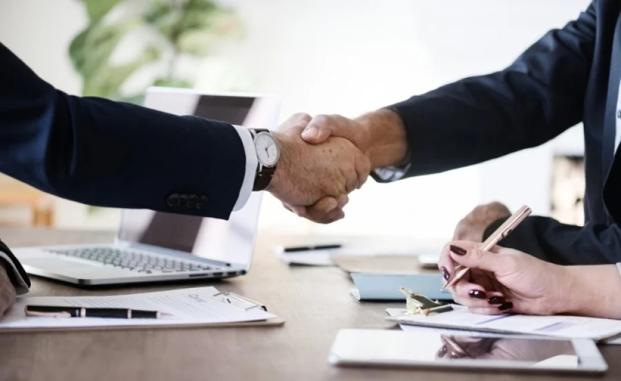 BAIN &amp; COMPANY: Αύξηση 36% στην αγορά M&amp;A το 2025, στα 4,8 τρισ. δολάρια το ύψος των συναλλαγών