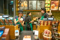 Η Starbucks ανακοίνωσε μέτρα υπέρ των εργαζομένων, ενώ μεγαλώνει το κίνημα για δημιουργία συνδικάτου