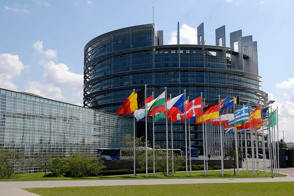 Ευρωπαϊκό Κοινοβούλιο: Ζητά τη θέσπιση κατώτατου ορίου ηλικίας τα 16 έτη για τη χρήση των Social Media