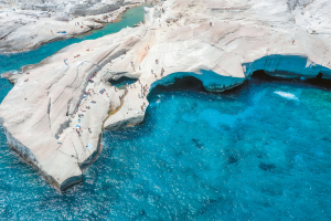 Μετά τη Μύκονο και Σαντορίνη παγώνουν οι οικοδομικές άδειες και σε περιοχές της Μήλου