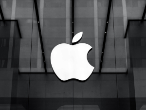 Apple: Στα χαμηλότερα επίπεδα από τον Ιούνιο του 2021 η μετοχή