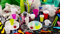 Το πρέπει να ξέρετε για την εισφορά που επιβάλλεται στα πλαστικά μιας χρήσης από 1/1/2022