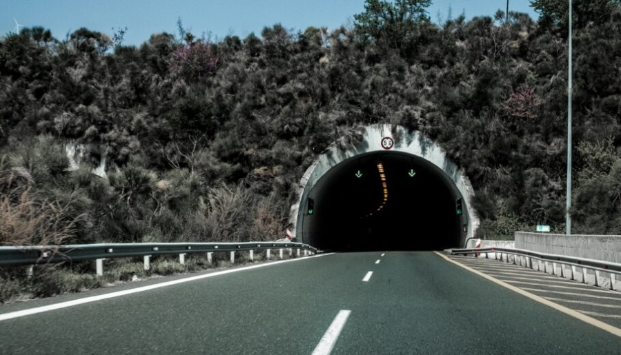 Κλειστή η Αθηνών - Κορίνθου στο ρεύμα προς Αθήνα, λόγω πτώσης βράχων