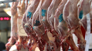 Σε αναβρασμό κρεοπώλες, κτηνοτρόφοι και καταναλωτές για την τιμή του οβελία, μια ανάσα πριν το Πάσχα
