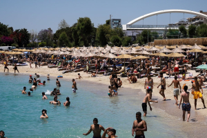 Καύσωνας: Γεμάτες από τις 7 το πρωί οι παραλίες της Αττικής-Έκτακτα μέτρα σε δημόσιο και ιδιωτικό τομέα