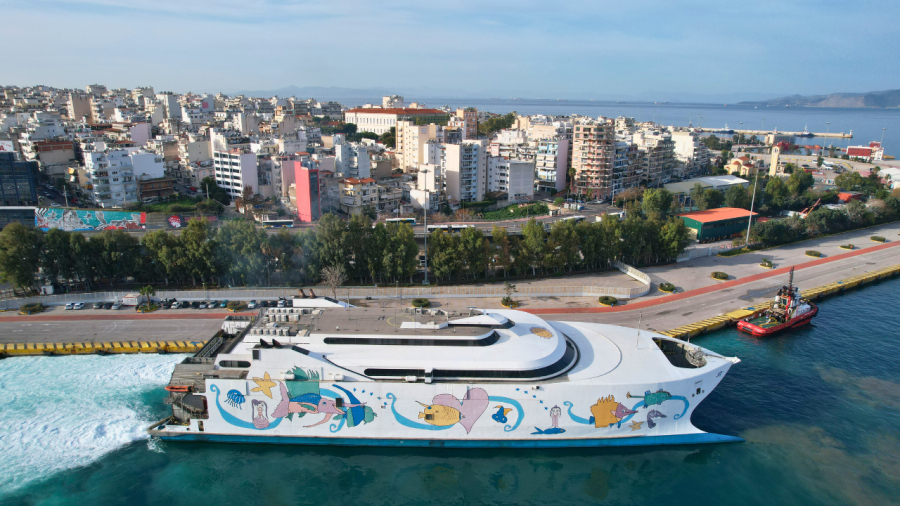 SEAJETS: Το νέο ταχύπλοο EuroChampion Jet κατέφτασε στο λιμάνι του Πειραιά