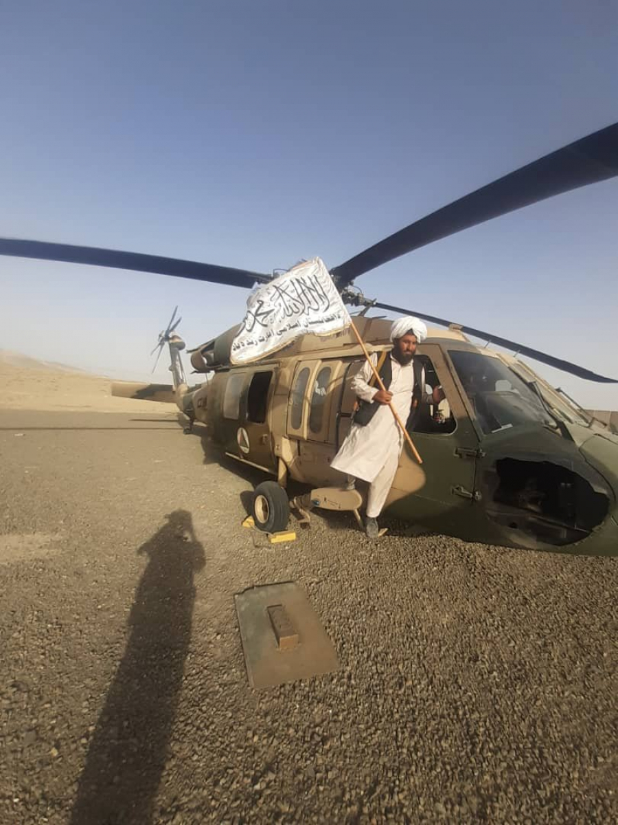 Οι Ταλιμπάν επιδεικνύουν αμερικανικά ελικόπτερα του αφγανικού στρατού που κατέσχεσαν (Vid)