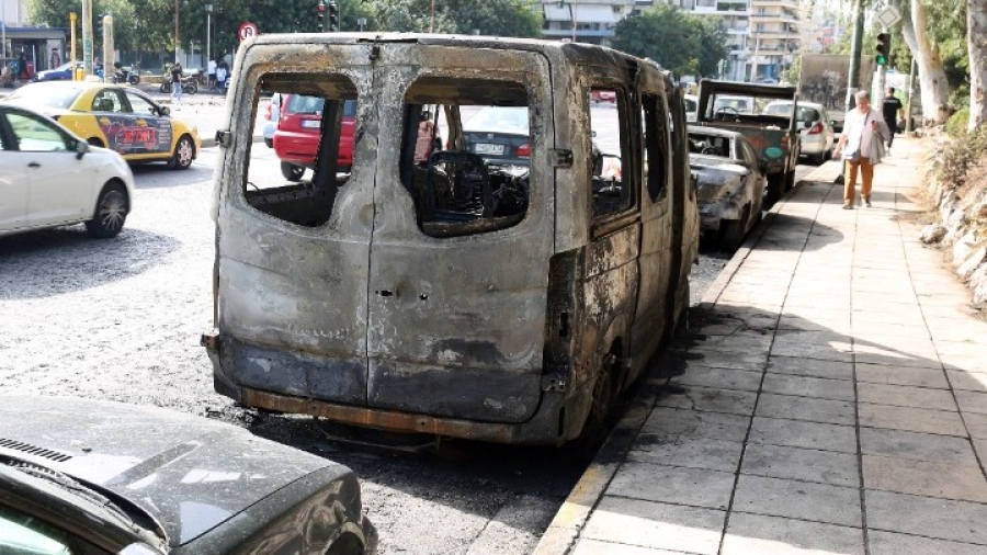 Παρανάλωμα έγιναν οχήματα στου Ζωγράφου, μετά από εμπρηστική επίθεση
