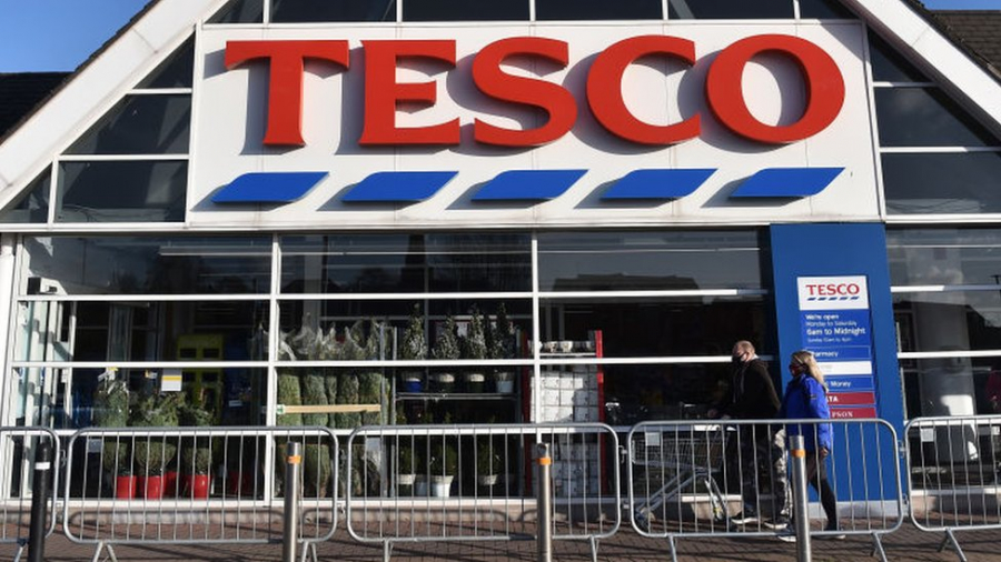 Tesco: Αλλάζει η συμπεριφορά των καταναλωτών καθώς ο πληθωρισμός "καλπάζει"