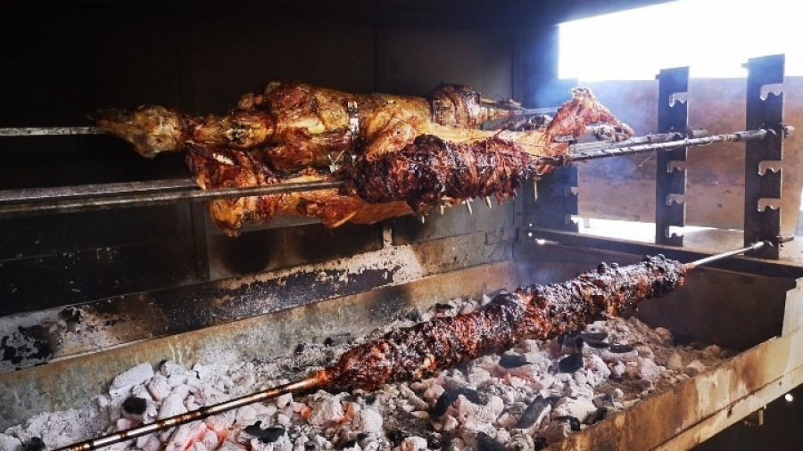 Ανατιμήσεις στο κρέας: Στα 12 ευρώ το κιλό η τιμή του οβελία το Πάσχα (vid)