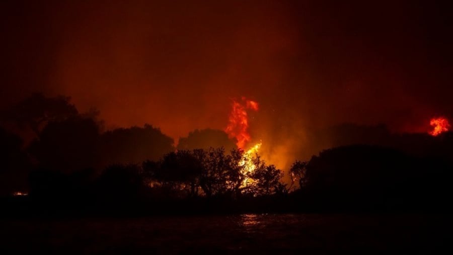 Συνεχίζεται η πυρκαγιά στην Ηλεία - Μήνυμα 112 προς εκκένωση χωριών