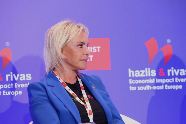 Η Πρόεδρος και CEO του Ομίλου Φαρμακευτικών Επιχειρήσεων Τσέτη, φαρμακοποιός MSc, Επίτιμη Δρ Φαρμακευτικής ΕΚΠΑ &amp; του παν. Πατρών Ιουλία Τσέτη