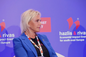 Η Πρόεδρος και CEO του Ομίλου Φαρμακευτικών Επιχειρήσεων Τσέτη, φαρμακοποιός MSc, Επίτιμη Δρ Φαρμακευτικής ΕΚΠΑ &amp; του παν. Πατρών Ιουλία Τσέτη