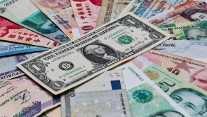 Το ευρώ ενισχύεται 0,66%, στα 1,0690 δολάρια