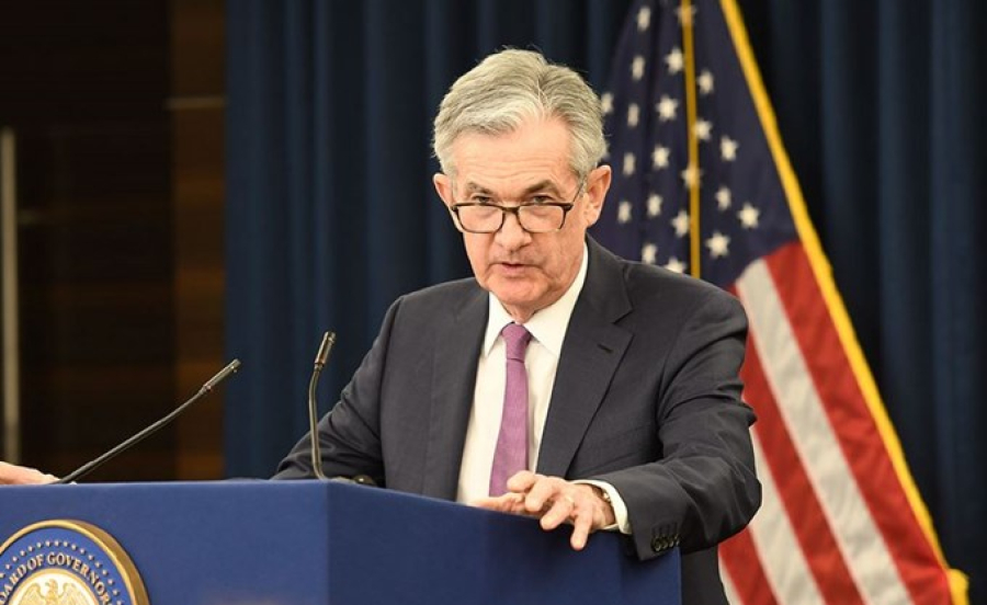 Πάουελ (Fed): Η μείωση των επιτοκίων «θα πρέπει να περιμένει»