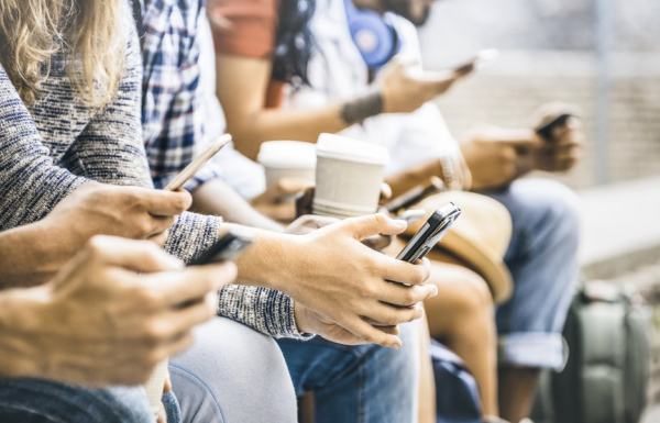 Deloitte: Το κόστος διαβίωσης προβληματίζει Gen Zs και Millennials - Σχεδόν οι μισοί ζουν με το άγχος του επόμενου μισθού