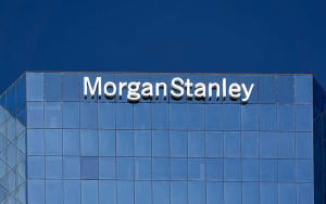 Αναθεωρεί ανοδικά τις τιμές - στόχους για Alpha Bank και Πειραιώς η Morgan Stanley