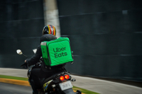 Uber Eats: Έρχεται στην Ελλάδα – Πως μπορεί να αλλάξει την αγορά του food delivery
