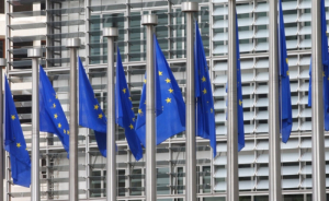 ΕΕ: Τα κράτη-μέλη ενέκριναν τα πρώτα εμπορικά αντίμετρα κατά των ΗΠΑ