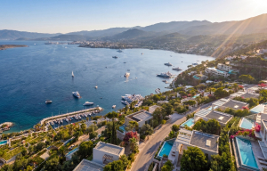Elounda Hills: Ξεκινάει η φάση ανέγερσης κατοικιών με την υπογραφή της πρώτης κύριας κατασκευαστικής σύμβασης